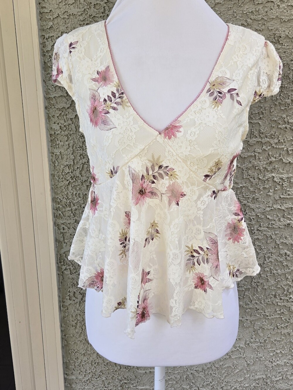 La Peche Women's Cream Lace Peplum Top with Pink Floral Print